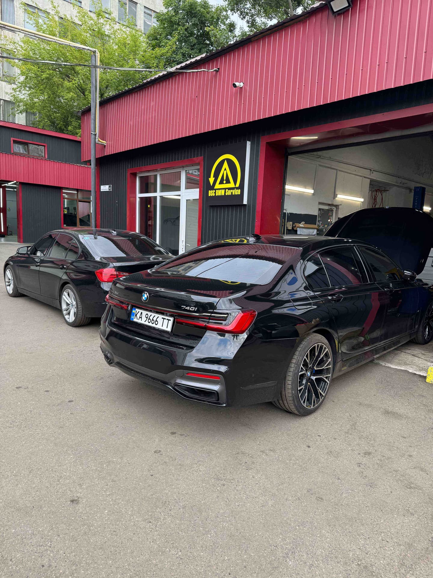 BMW 7-series біля станції