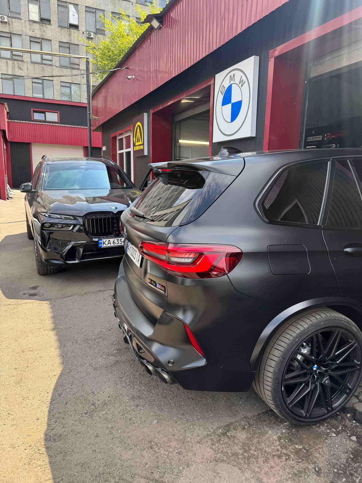 BMW X-серії біля салону BMW