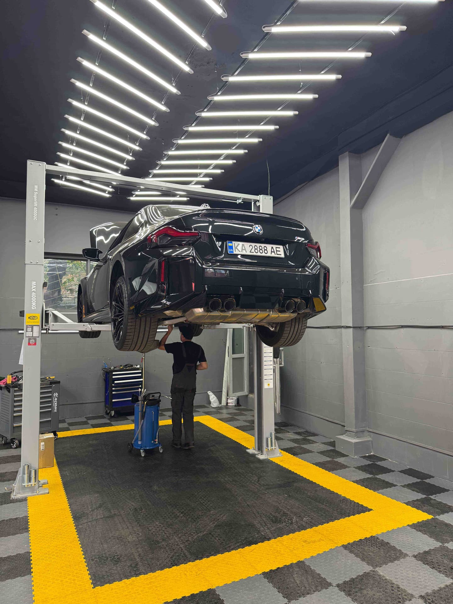 BMW M2 на підйомнику