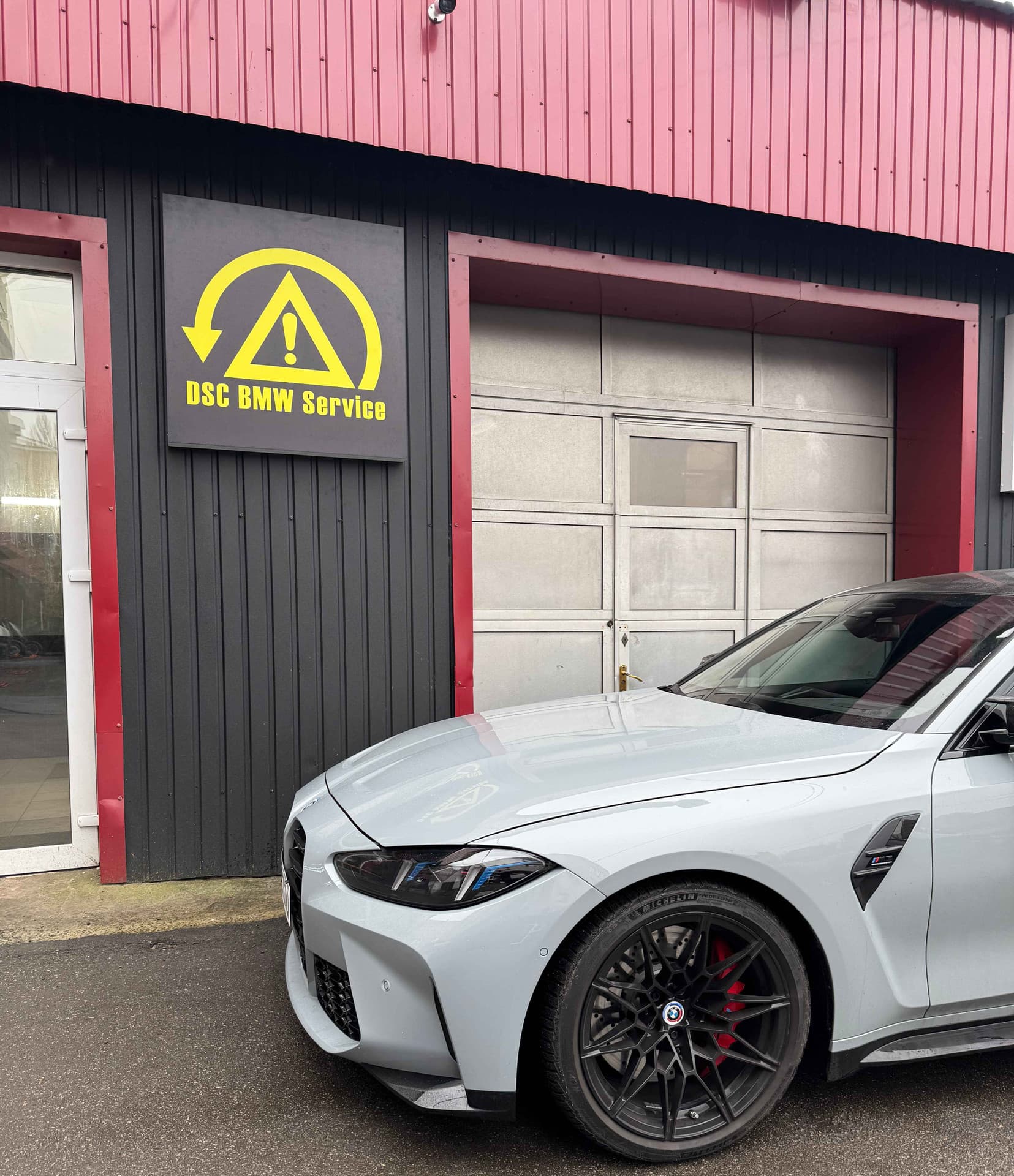 Біла BMW M біля станції — Київ