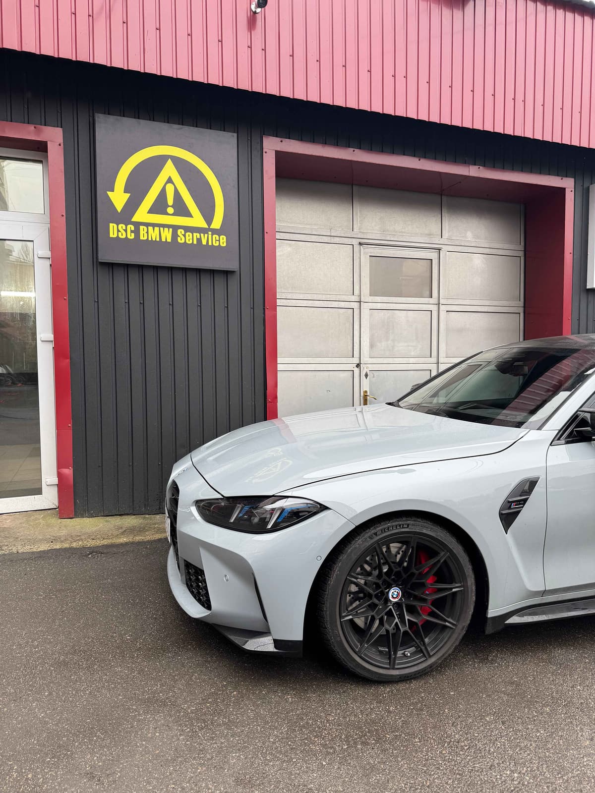 Біла BMW M біля станції — Львів