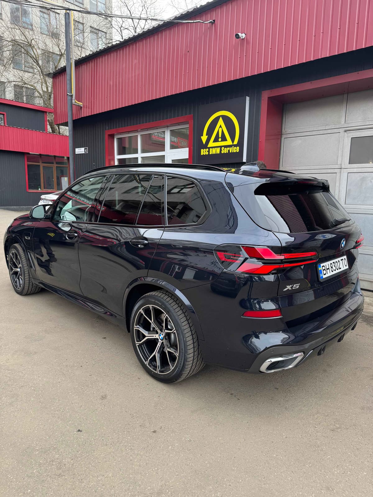 Чорний BMW X7 — задній ракурс