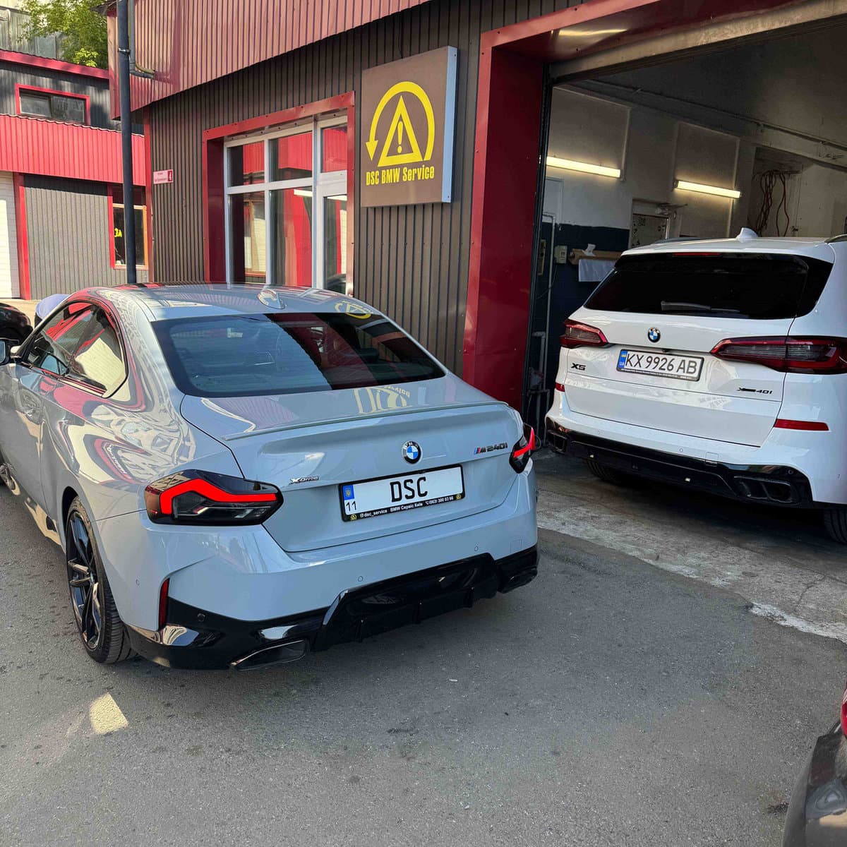 BMW M2 та M3 біля станції