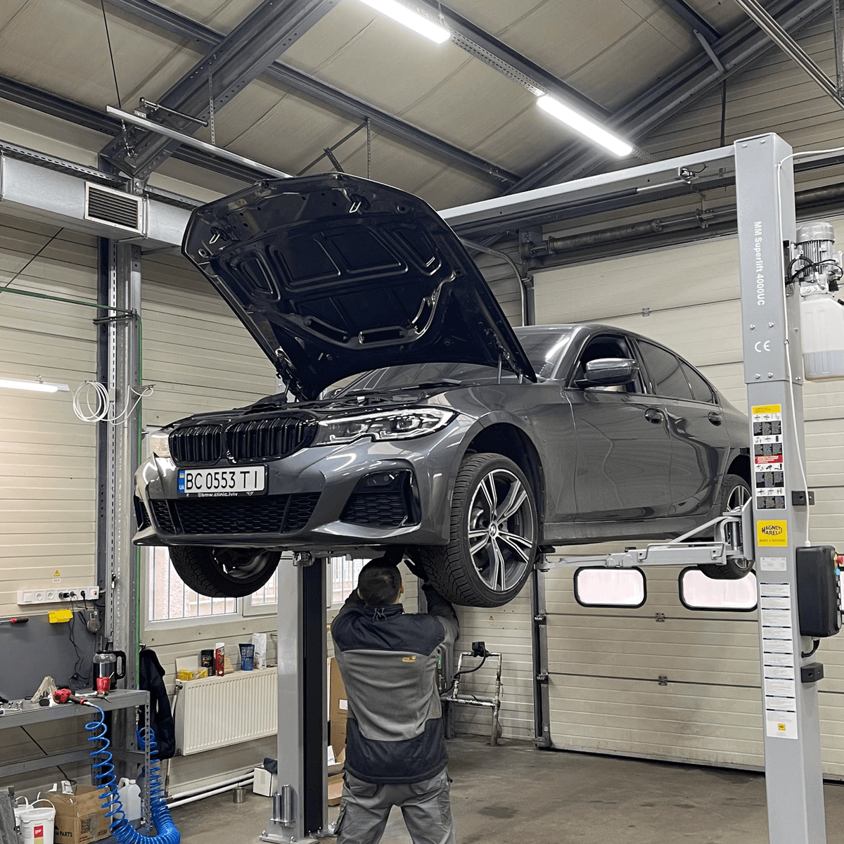 BMW G20 на підйомнику — ТО
