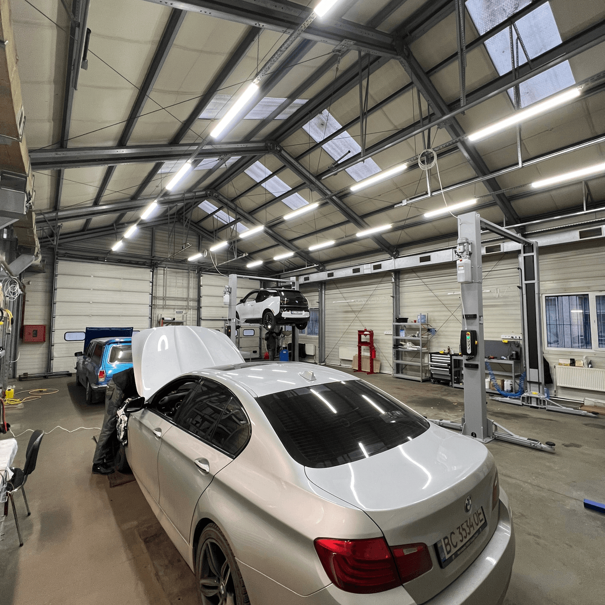 BMW 5-series у освітленому боксі