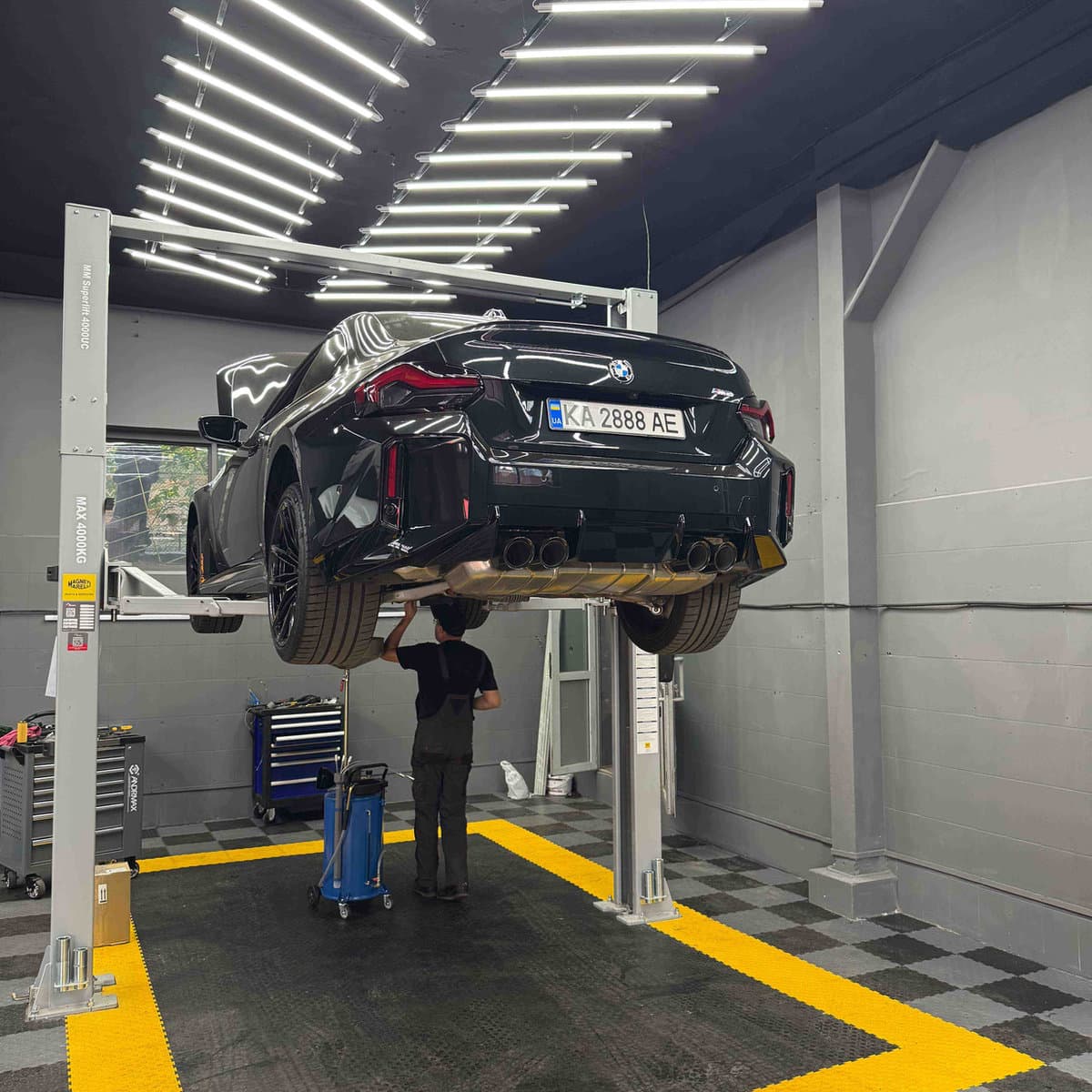 BMW на підйомнику — кузовний ракурс