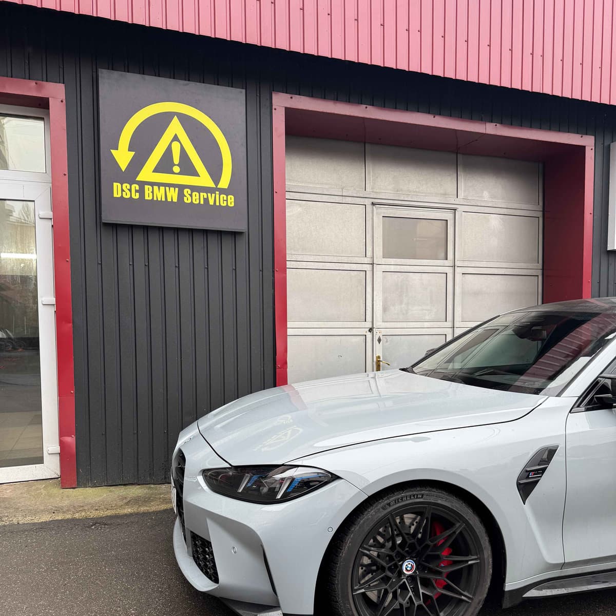 Біла BMW M3 біля станції